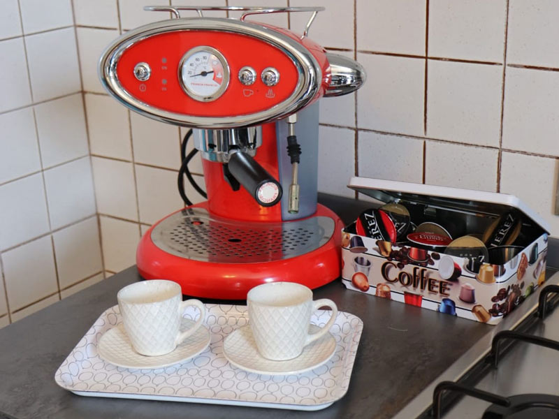Macchina per il caffè nella cucina dell'appartamento al civico 12