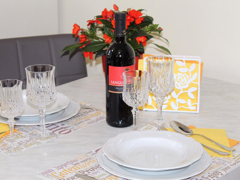 Dettaglio della cucina con bottiglie di vino dell'Oltrepò Pavese