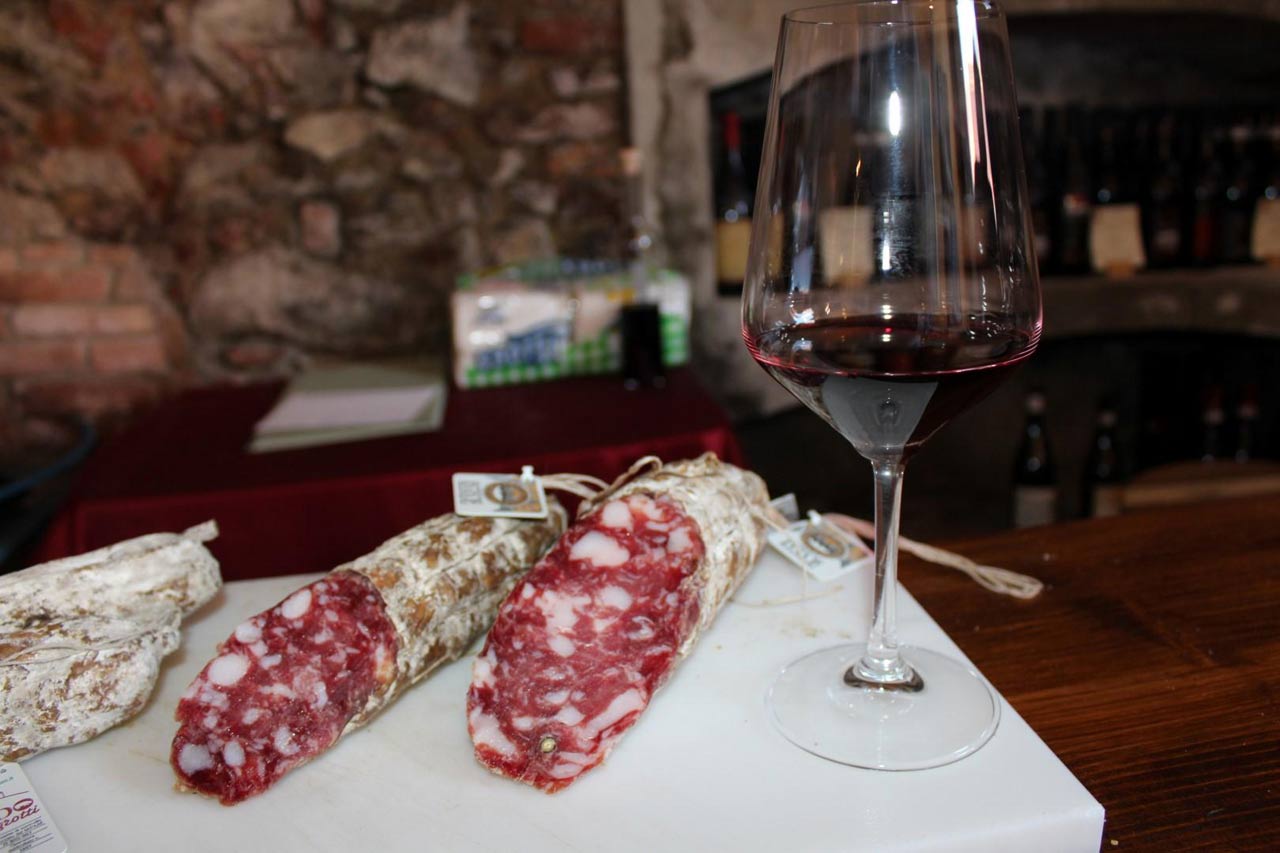 Pane, salame di Varzi e vino rosso dell'Oltrepò Pavese